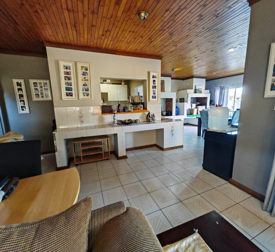 6 Bedroom Property for Sale in Heuwelsig Free State